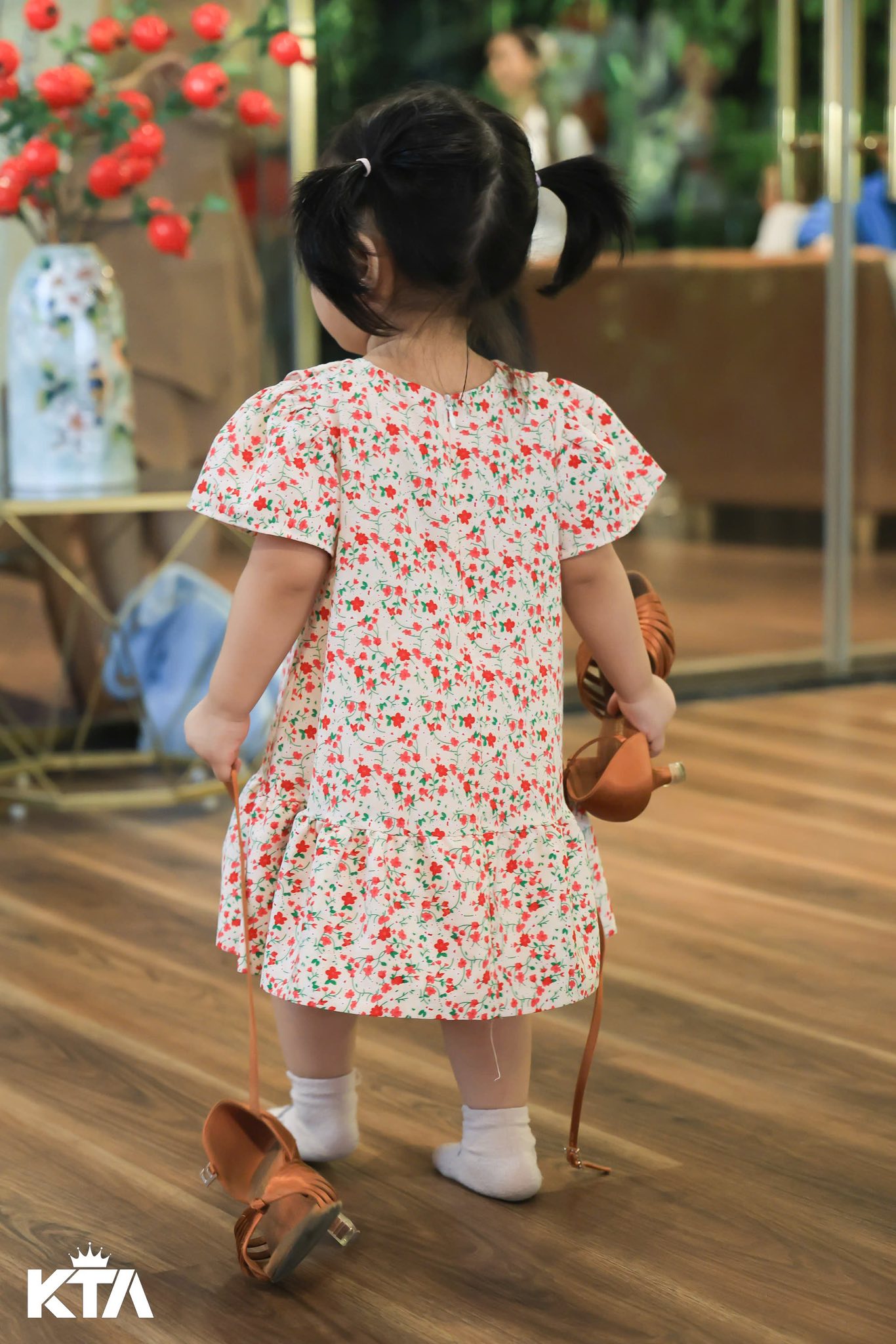 Con gái út của Khánh Thi xinh xắn như búp bê, lén làm chuyện này khi bố mẹ đi công tác nước ngoài- Ảnh 4. Con gái út của Khánh Thi xinh xắn như búp bê, lén làm chuyện này khi bố mẹ đi công tác nước ngoài- Ảnh 4.