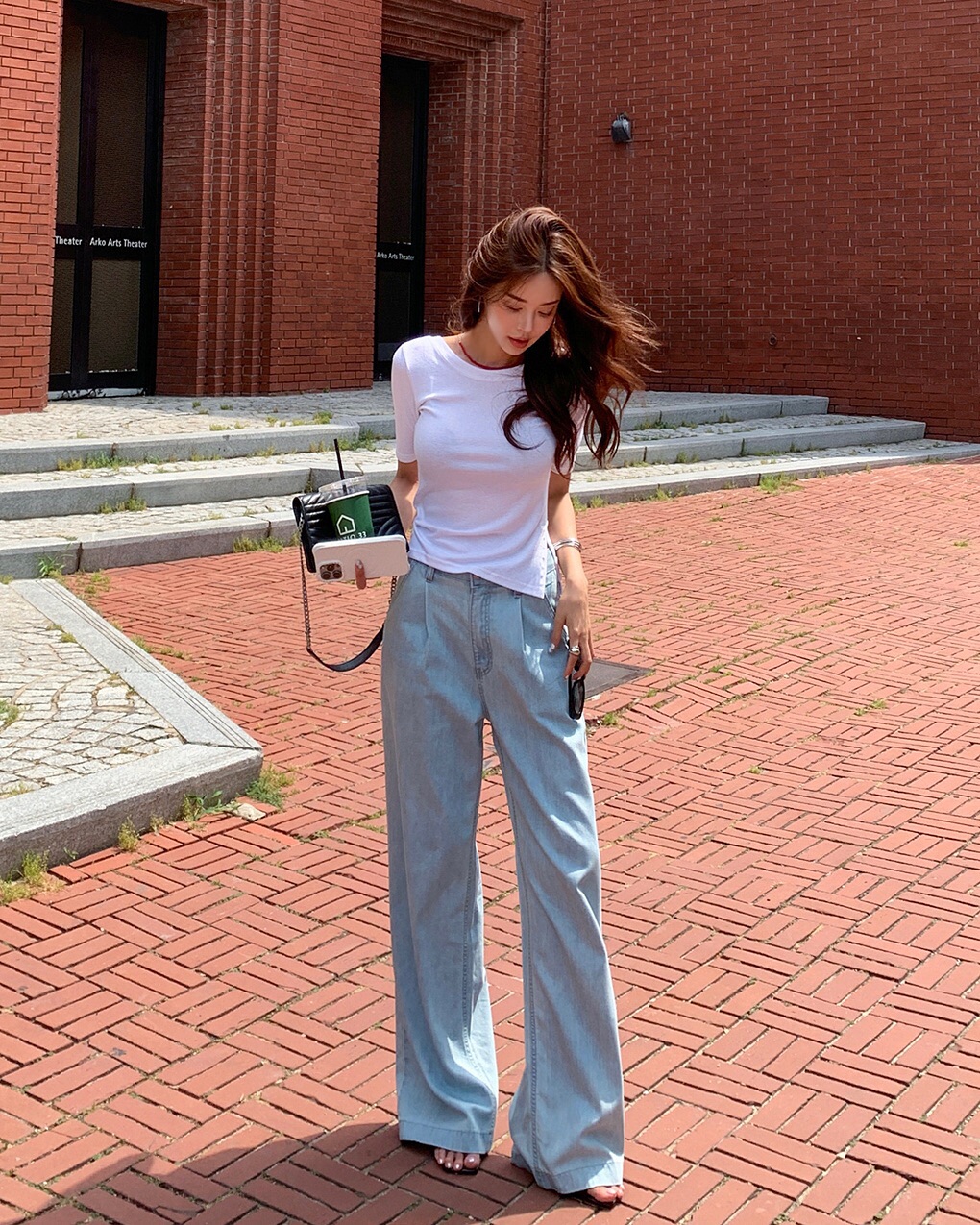3 mẫu quần jeans phổ biến nhất hiện tại và chỉ cần sắm thế này là sành điệu, không cần hơn- Ảnh 1.