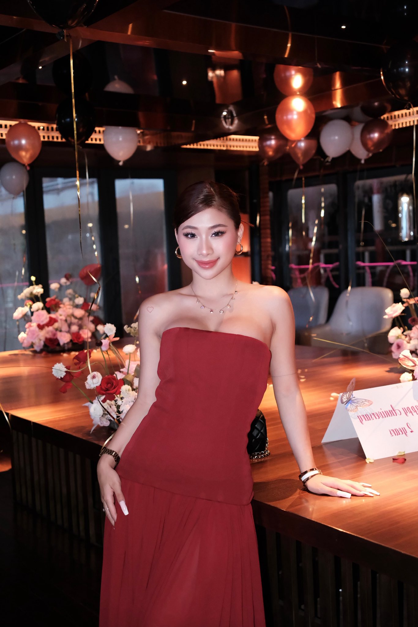 Louis Phạm diện váy bó sát sexy bên bạn trai Việt kiều, dân tình đỏ mặt vì 
