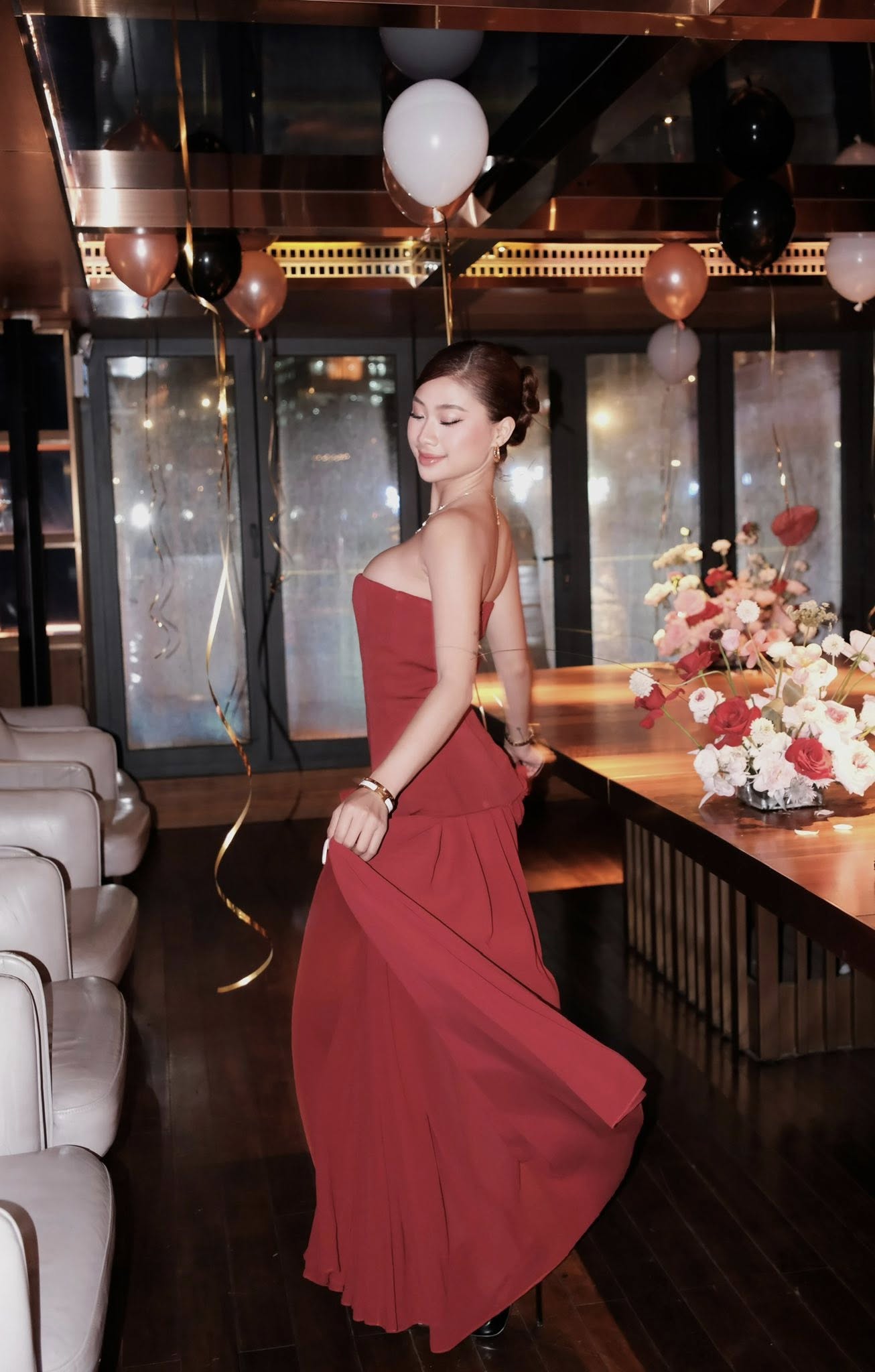 Louis Phạm diện váy bó sát sexy bên bạn trai Việt kiều, dân tình đỏ mặt vì 