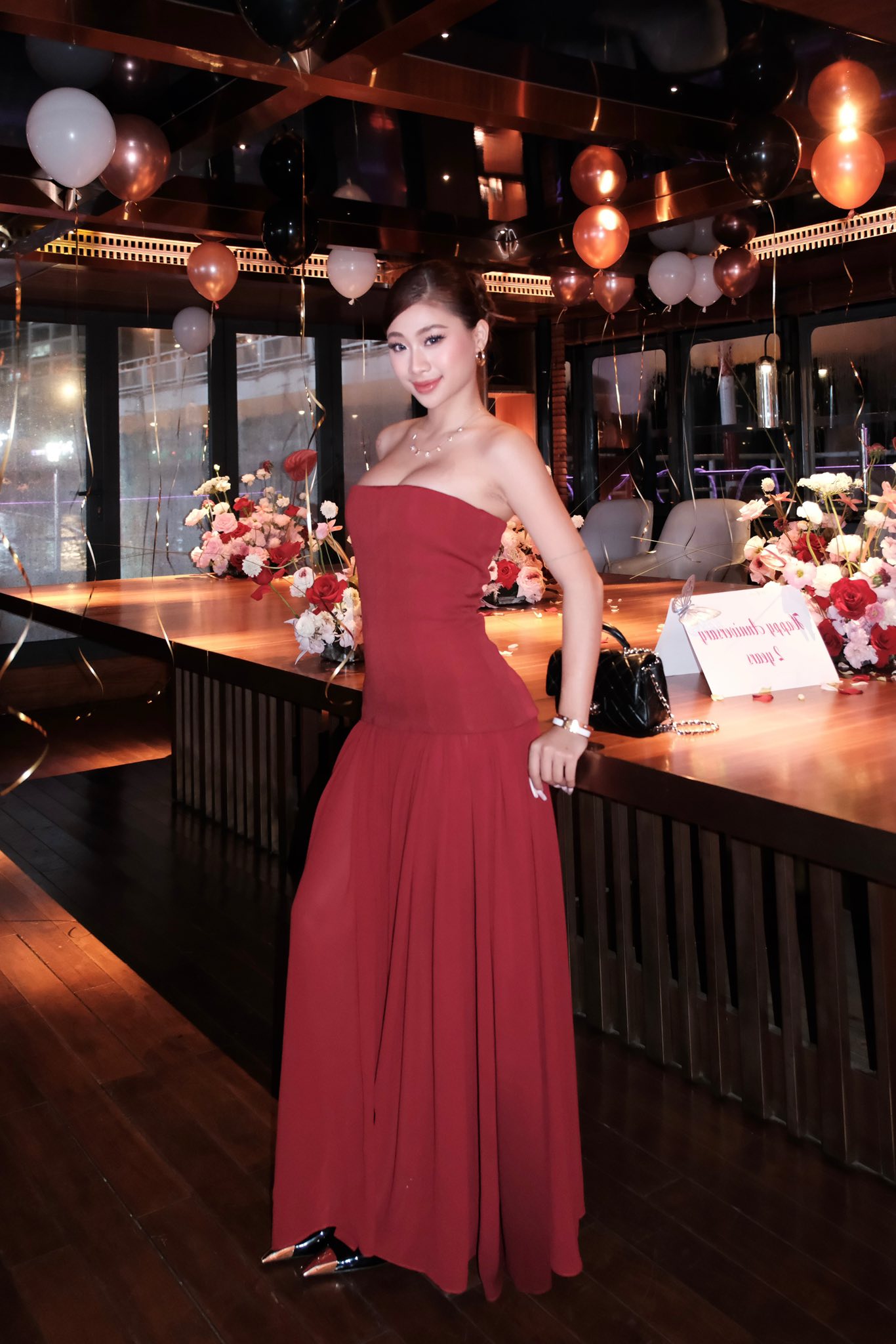 Louis Phạm diện váy bó sát sexy bên bạn trai Việt kiều, dân tình đỏ mặt vì 