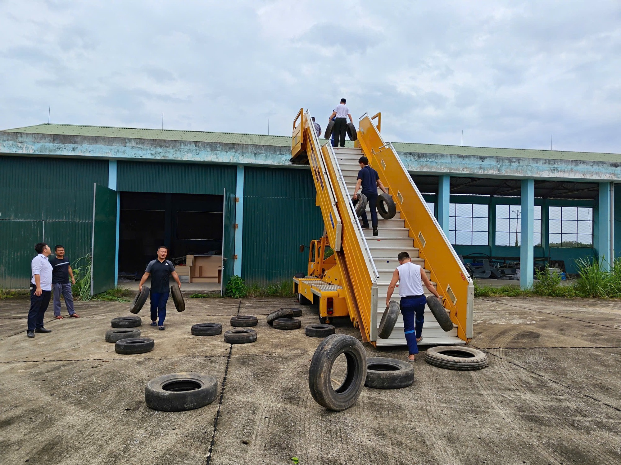 Cận cảnh "chạy bão" tại các sân bay- Ảnh 9.