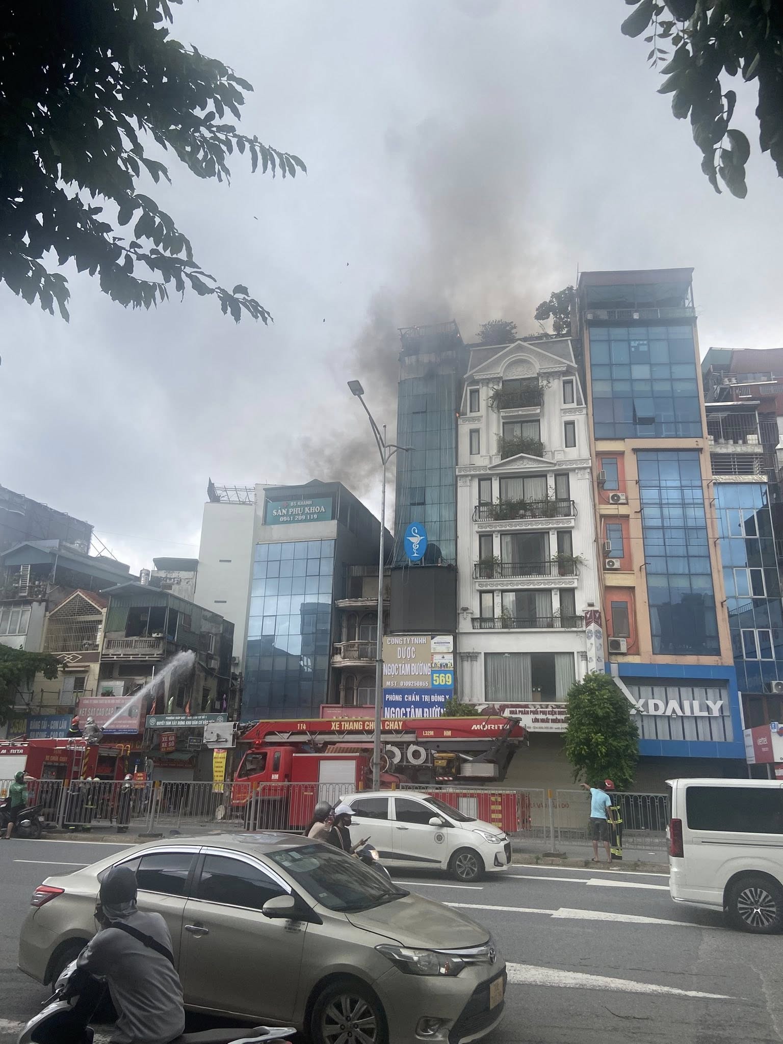 Hà Nội: Cháy ngùn ngụt tại ngôi nhà 5 tầng trên đường Giải Phóng, người dân hoảng hốt theo dõi- Ảnh 2.