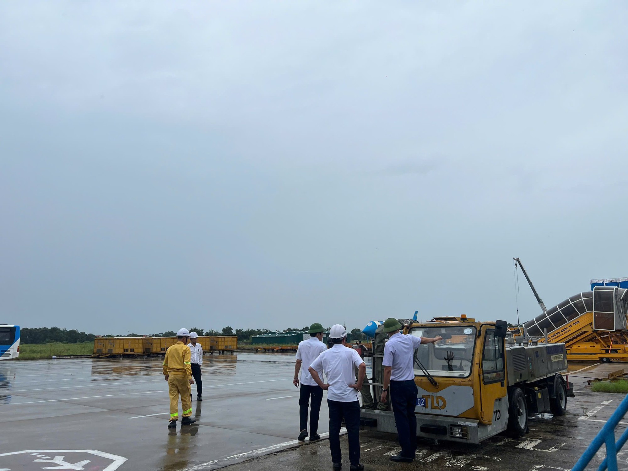 Cận cảnh "chạy bão" tại các sân bay- Ảnh 14.