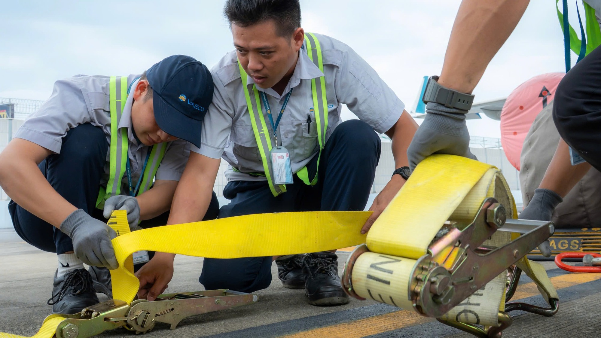 Cận cảnh "chạy bão" tại các sân bay- Ảnh 5.