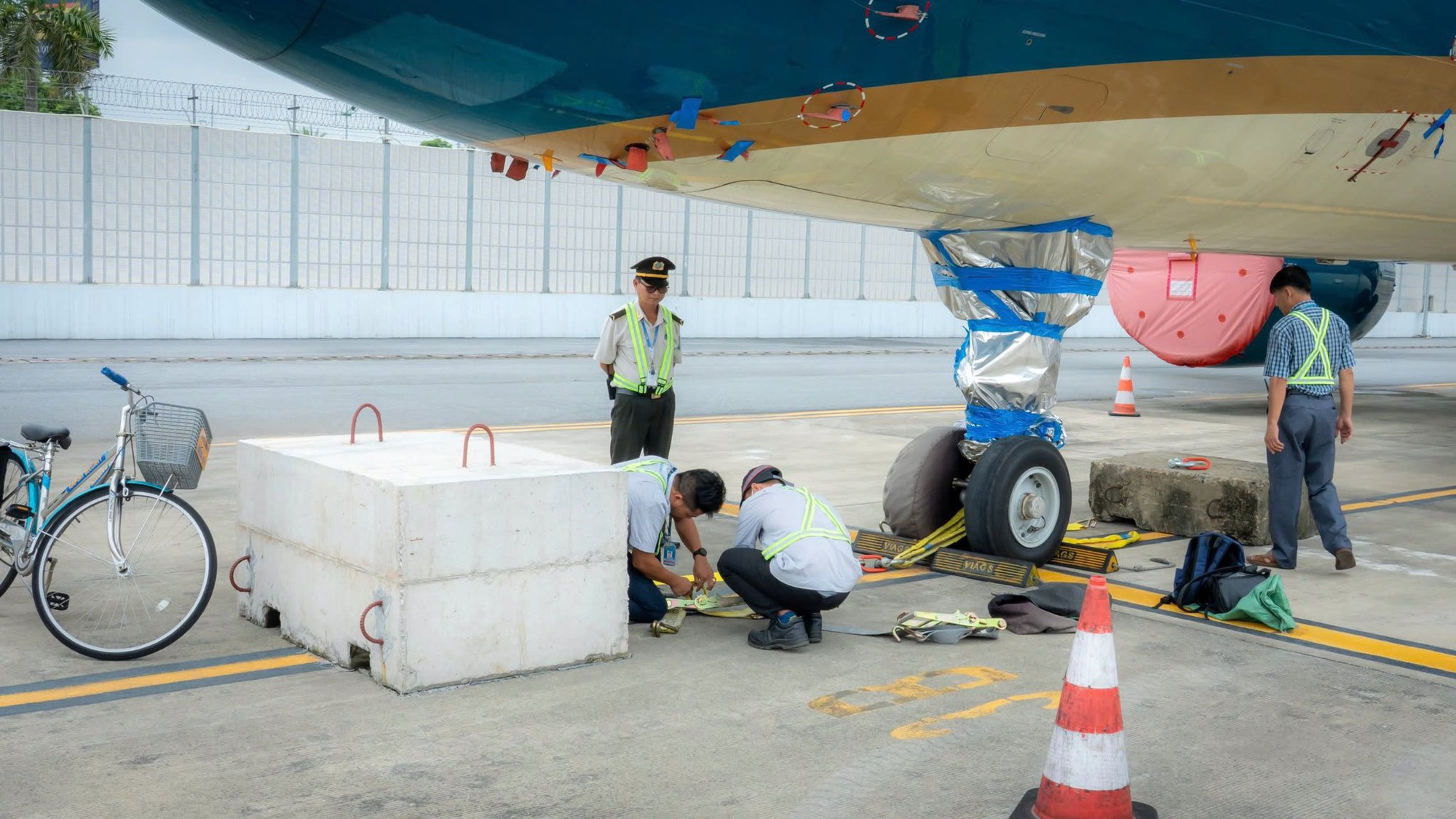 Cận cảnh "chạy bão" tại các sân bay- Ảnh 3.