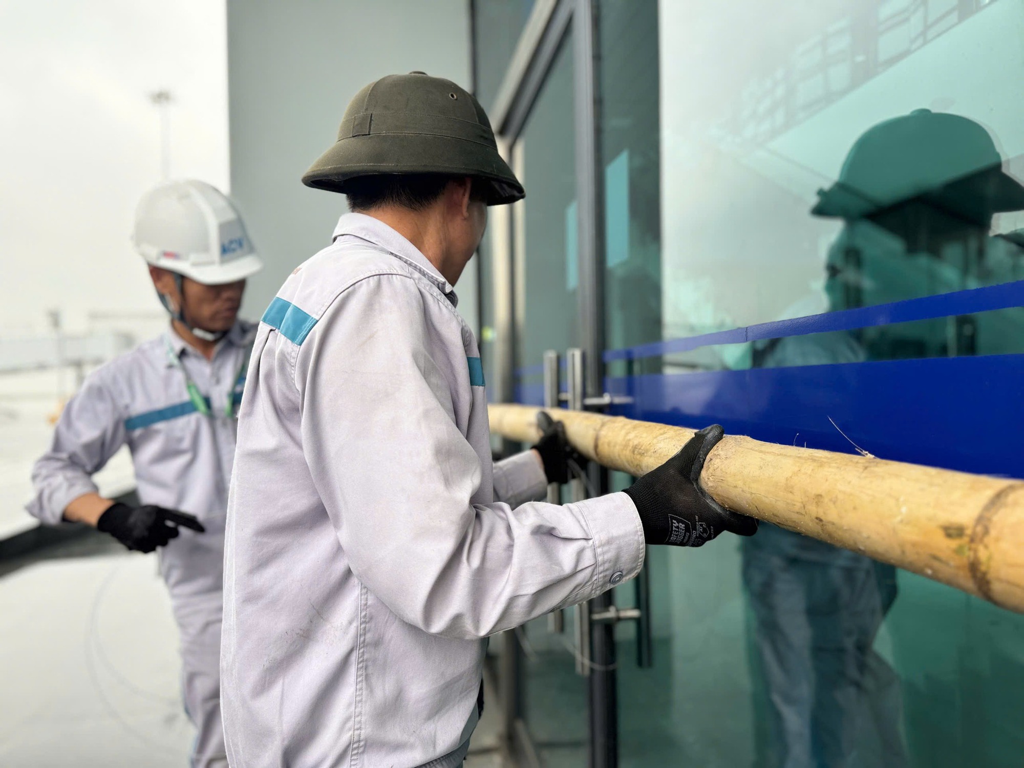 Cận cảnh "chạy bão" tại các sân bay- Ảnh 23.