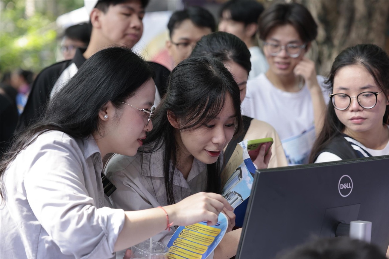 Thí sinh lúng túng đăng kí nguyện vọng xét tuyển đại học- Ảnh 1.