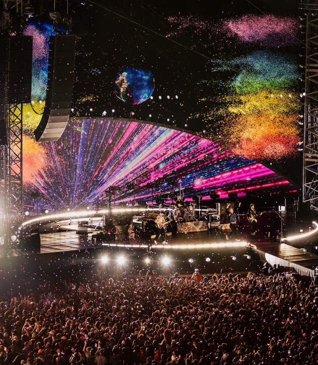 Vụ “bắt gian” tại concert Coldplay đã được tiên tri từ 9 năm trước?- Ảnh 6.
