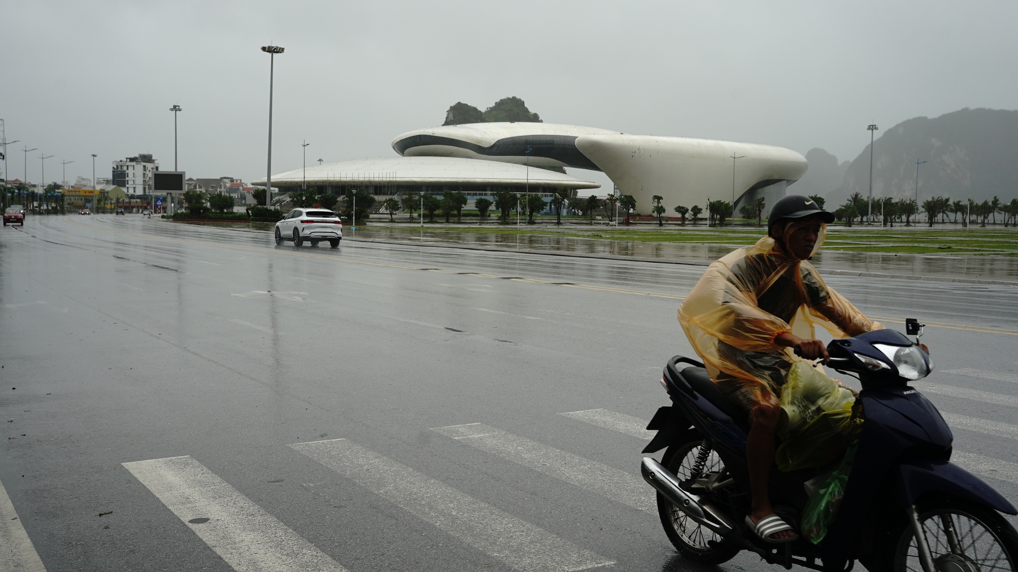 Nhiều du khách ở Quảng Ninh bất chấp gió mạnh, bung ô ra đường ven biển check-in thời điểm bão đổ bộ đất liền- Ảnh 3.