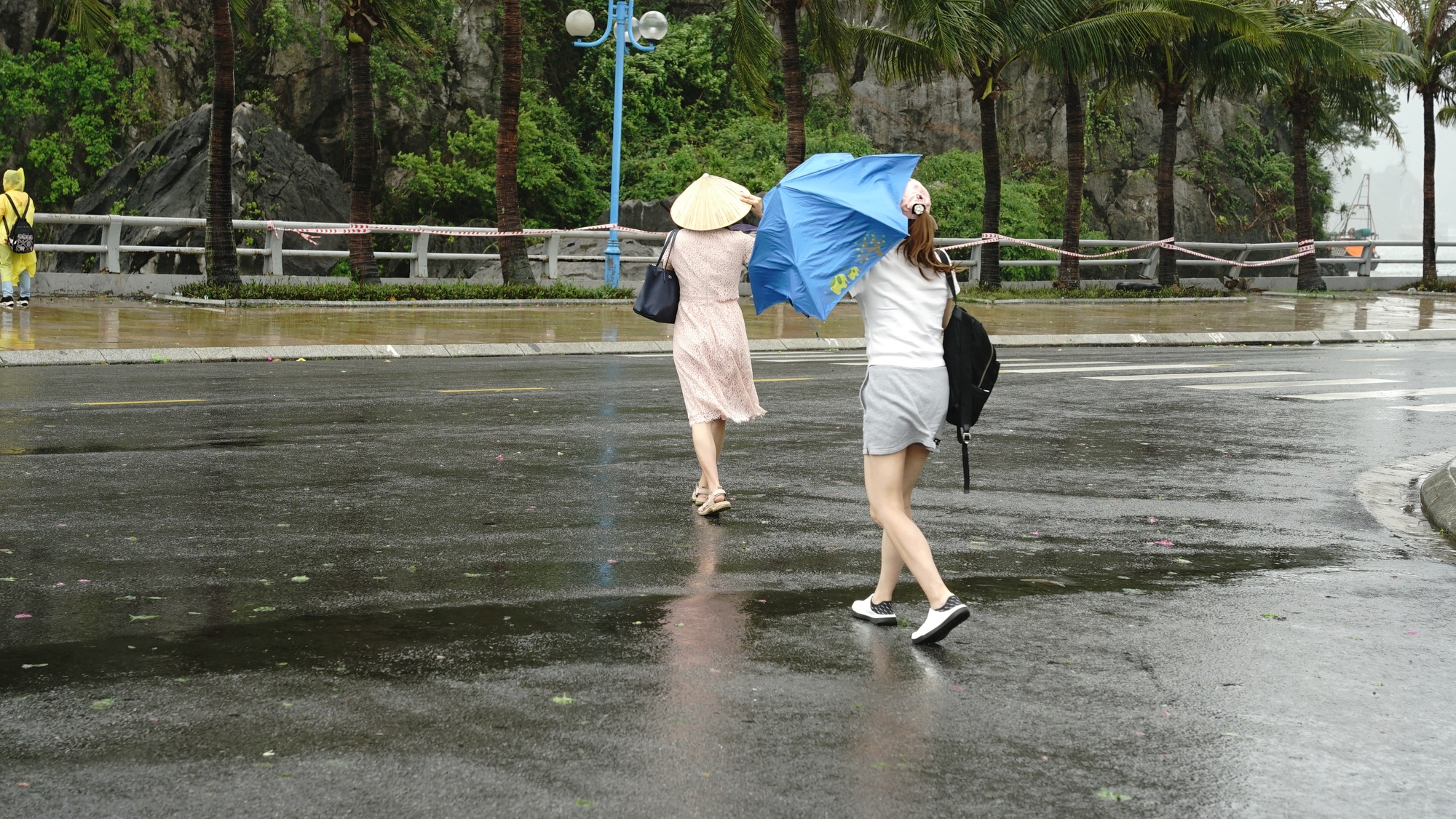 Nhiều du khách ở Quảng Ninh bất chấp gió mạnh, bung ô ra đường ven biển check-in thời điểm bão đổ bộ đất liền- Ảnh 8.