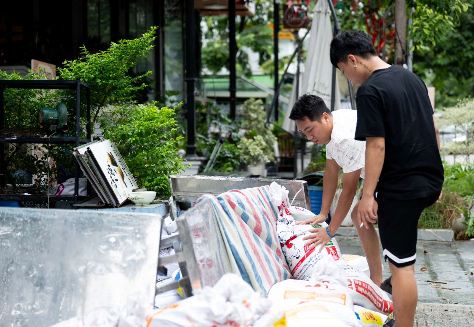 Người Hà Nội "be bờ, đắp đập", làm tường rào bằng bao cát sẵn sàng chống bão số 3- Ảnh 4.