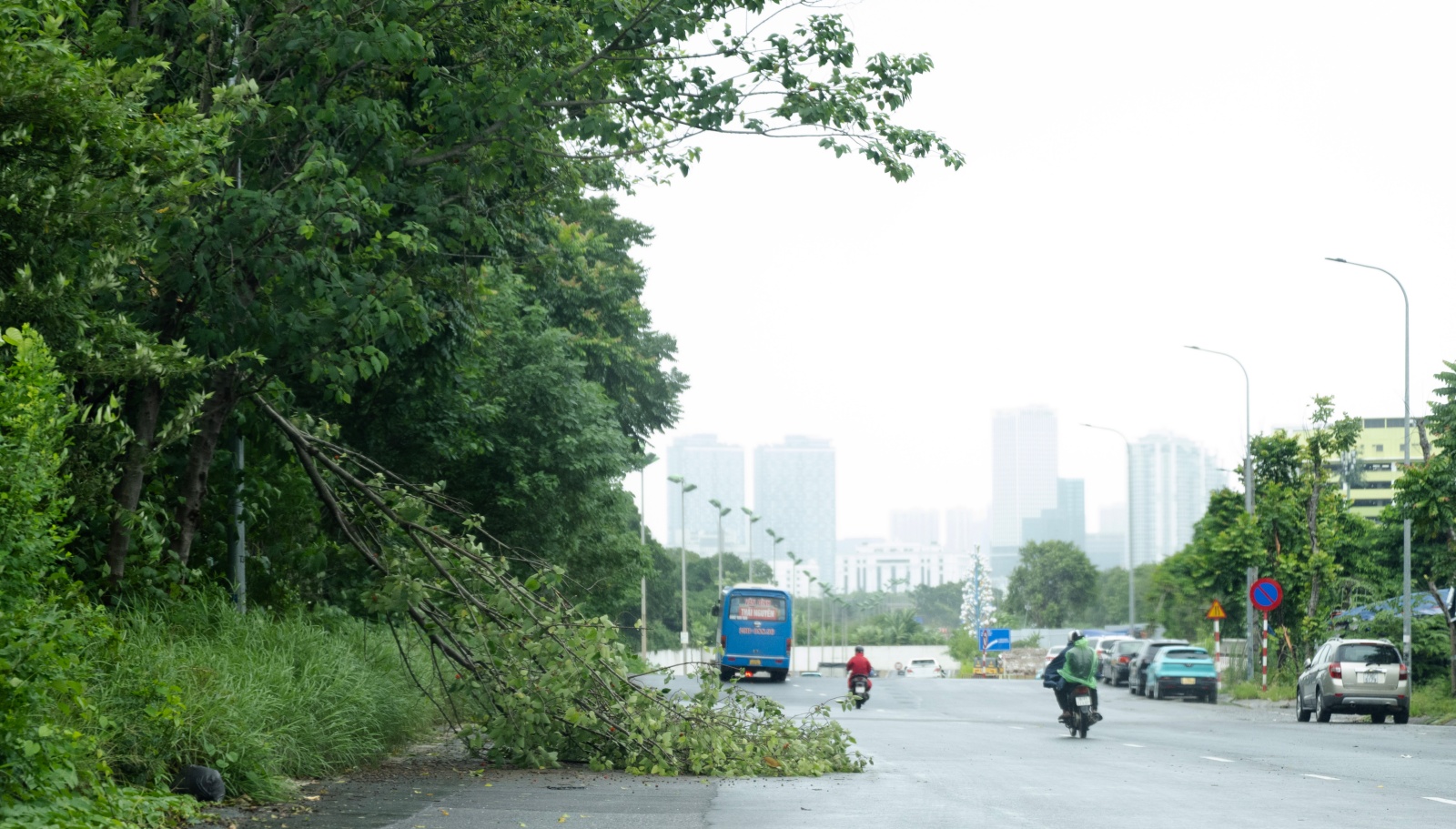 Người Hà Nội "be bờ, đắp đập", làm tường rào bằng bao cát sẵn sàng chống bão số 3- Ảnh 16.