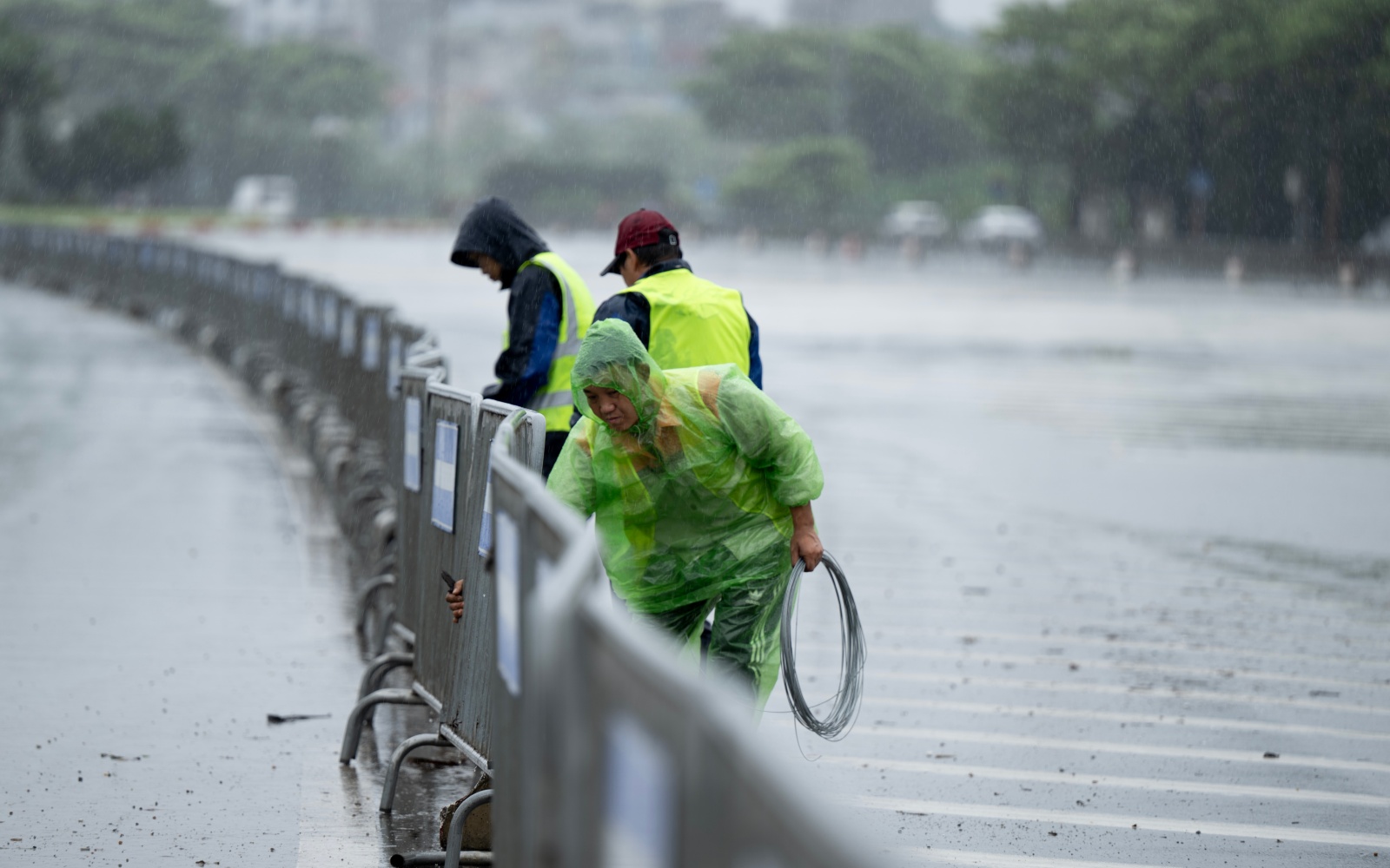 Người Hà Nội "be bờ, đắp đập", làm tường rào bằng bao cát sẵn sàng chống bão số 3- Ảnh 15.