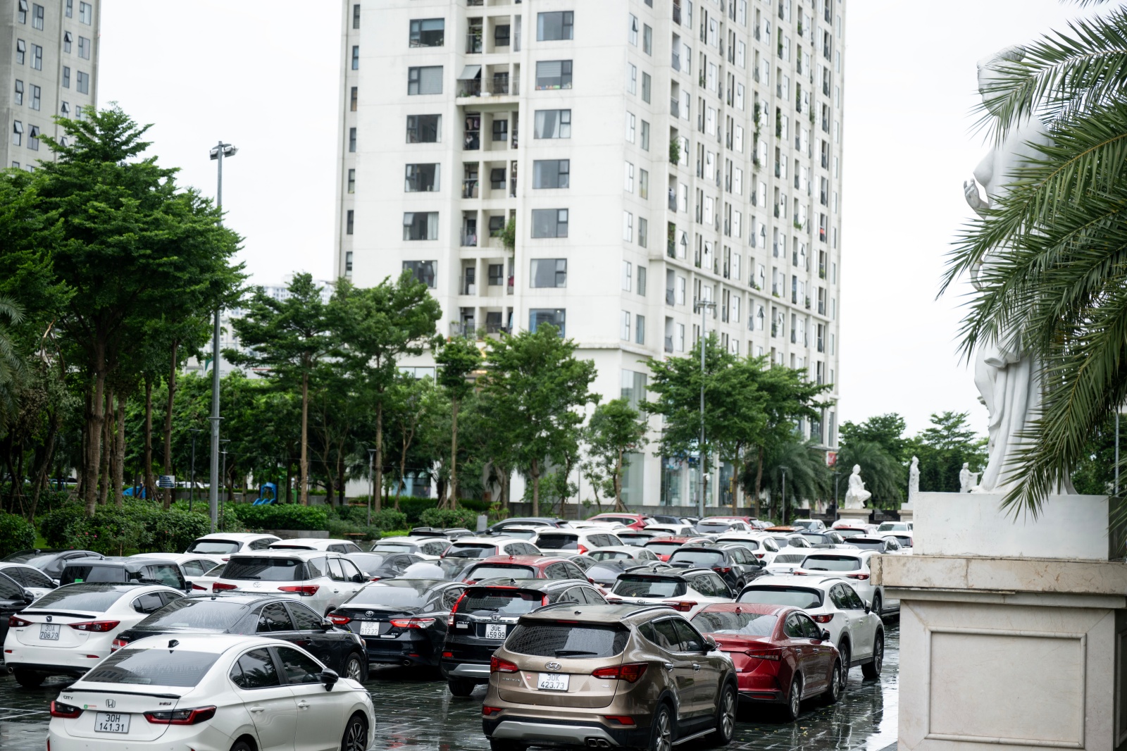Người Hà Nội "be bờ, đắp đập", làm tường rào bằng bao cát sẵn sàng chống bão số 3- Ảnh 13.