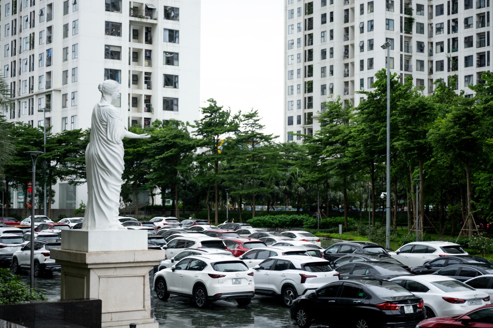 Người Hà Nội "be bờ, đắp đập", làm tường rào bằng bao cát sẵn sàng chống bão số 3- Ảnh 14.