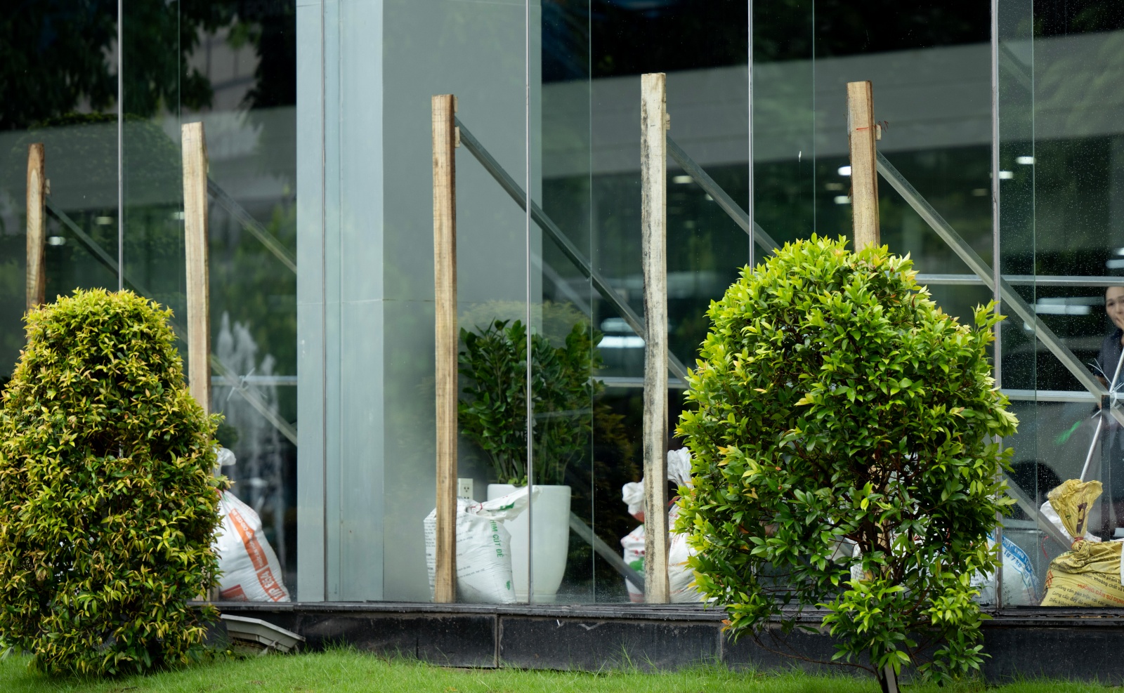 Người Hà Nội "be bờ, đắp đập", làm tường rào bằng bao cát sẵn sàng chống bão số 3- Ảnh 11.