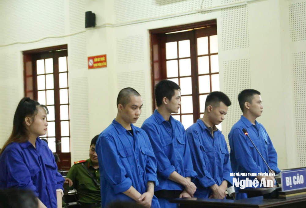 Nam thanh niên 2003 lên mạng giả gái xinh, ‘tán đổ’ cụ ông 68 tuổi ở Lâm Đồng, rồi rút sạch 19,3 tỷ đồng- Ảnh 1.