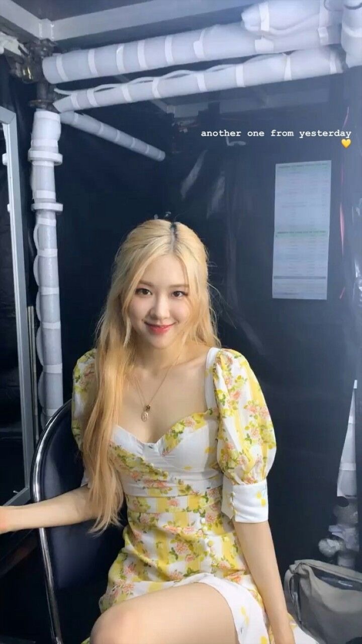 Rosé diện váy hoa chưa một lần bị chê 