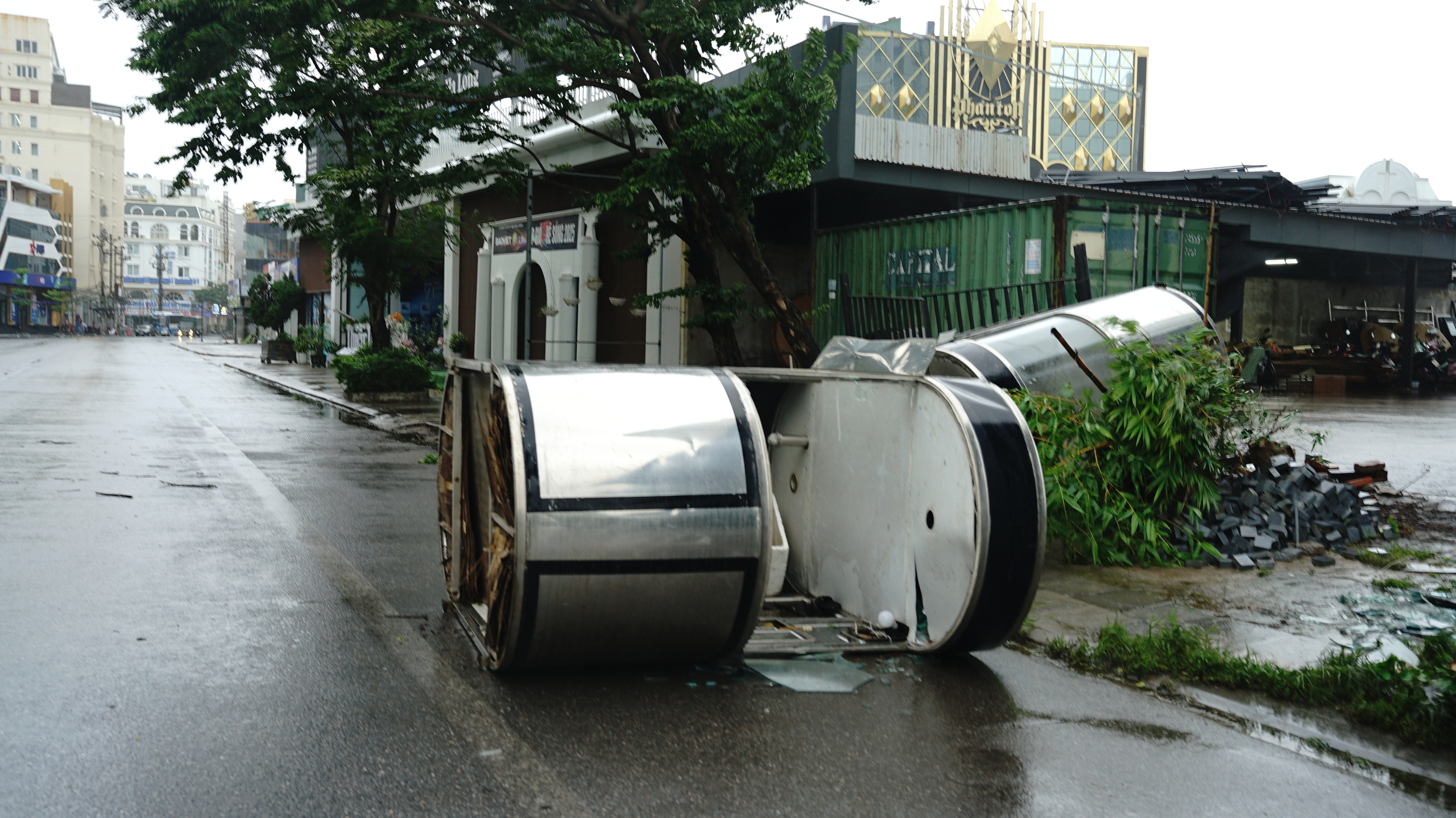 Trước giờ bão đổ bộ: Đường phố Quảng Ninh không một bóng người, gió mạnh hất văng bốt bảo vệ ra xa 6 mét- Ảnh 5.