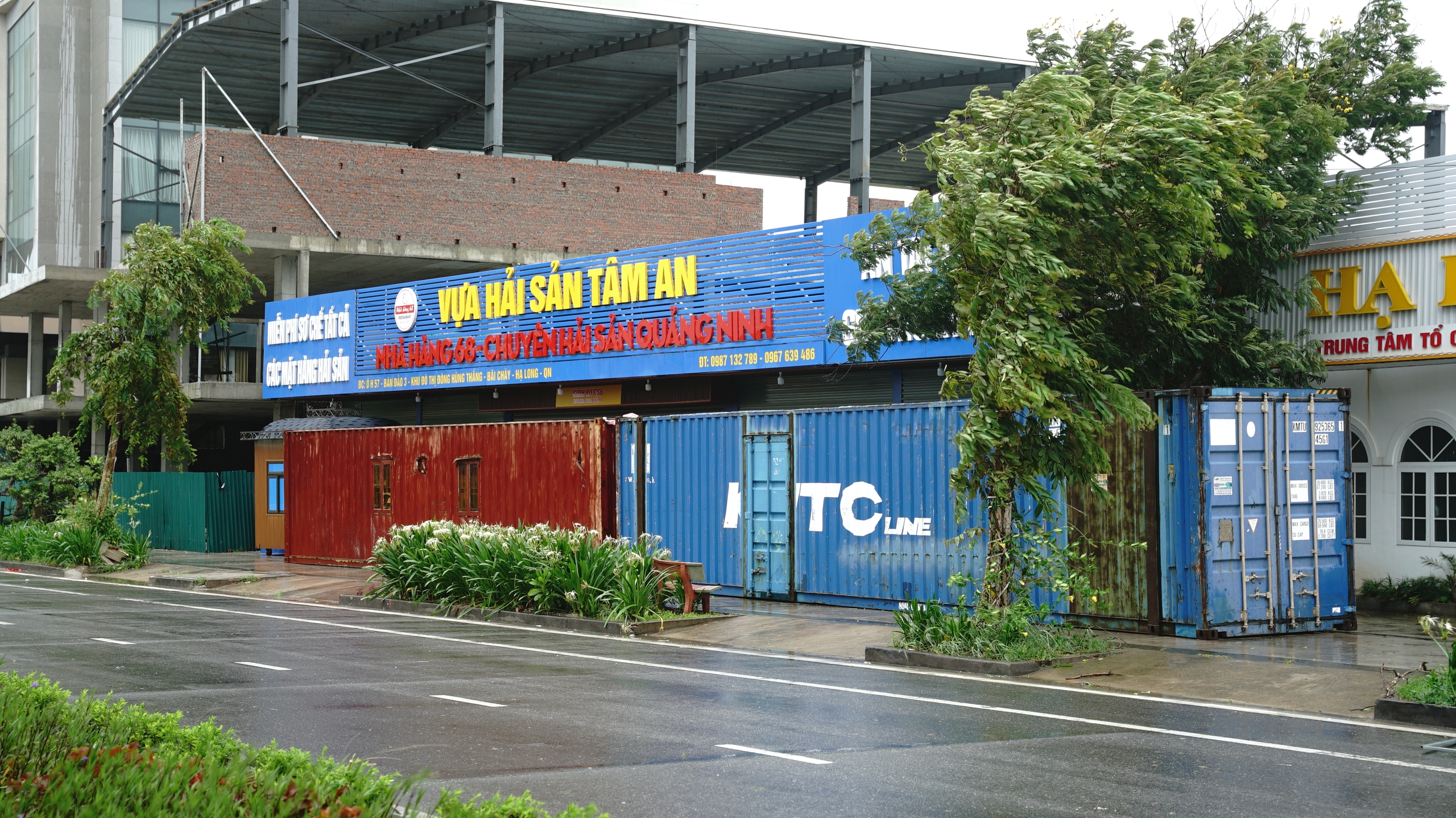 Trước giờ bão đổ bộ: Đường phố Quảng Ninh không một bóng người, gió mạnh hất văng bốt bảo vệ ra xa 6 mét- Ảnh 11.