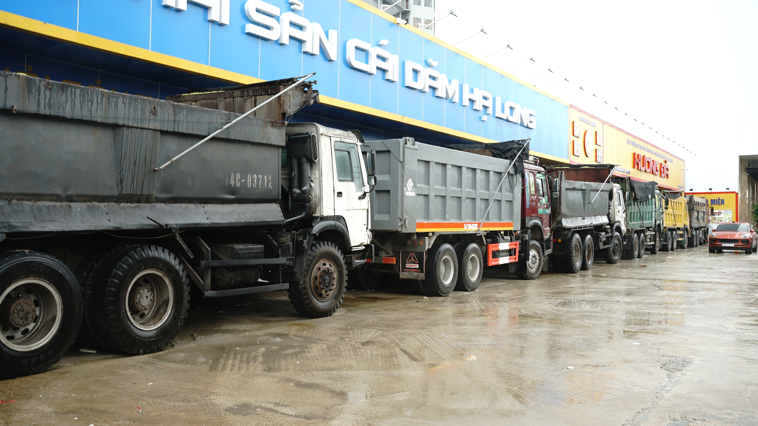Trước giờ bão đổ bộ: Đường phố Quảng Ninh không một bóng người, gió mạnh hất văng bốt bảo vệ ra xa 6 mét- Ảnh 10.