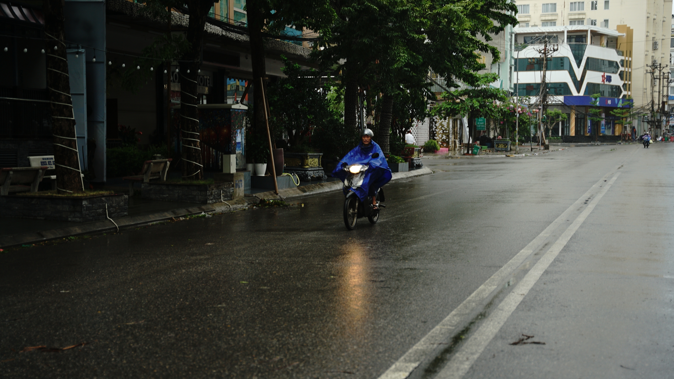 Trước giờ bão đổ bộ: Đường phố Quảng Ninh không một bóng người, gió mạnh hất văng bốt bảo vệ ra xa 6 mét- Ảnh 14.