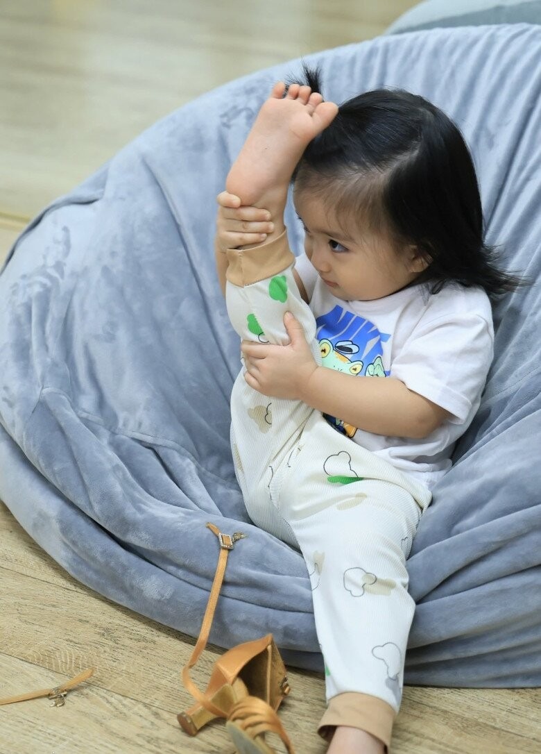 Con gái út của Khánh Thi xinh xắn như búp bê, lén làm chuyện này khi bố mẹ đi công tác nước ngoài- Ảnh 9. Con gái út của Khánh Thi xinh xắn như búp bê, lén làm chuyện này khi bố mẹ đi công tác nước ngoài- Ảnh 9.
