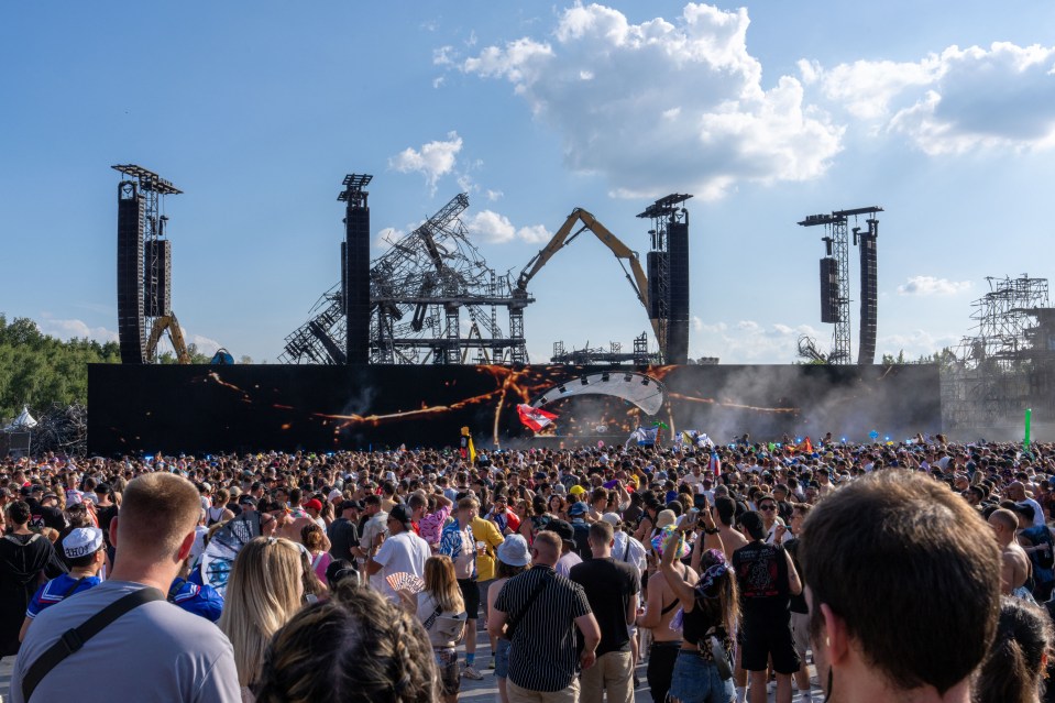 Một người tử vong chỉ 2 ngày sau vụ cháy sân khấu kinh hoàng tại lễ hội Tomorrowland- Ảnh 2.