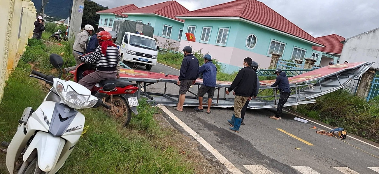 Toàn cảnh bão số 3 Wipha đổ bộ: Suy yếu khi vào đất liền vẫn gây mưa lớn, tăng nguy cơ lũ quét và sạt lở- Ảnh 2. Toàn cảnh bão số 3 Wipha đổ bộ: Suy yếu khi vào đất liền vẫn gây mưa lớn, tăng nguy cơ lũ quét và sạt lở- Ảnh 2.
