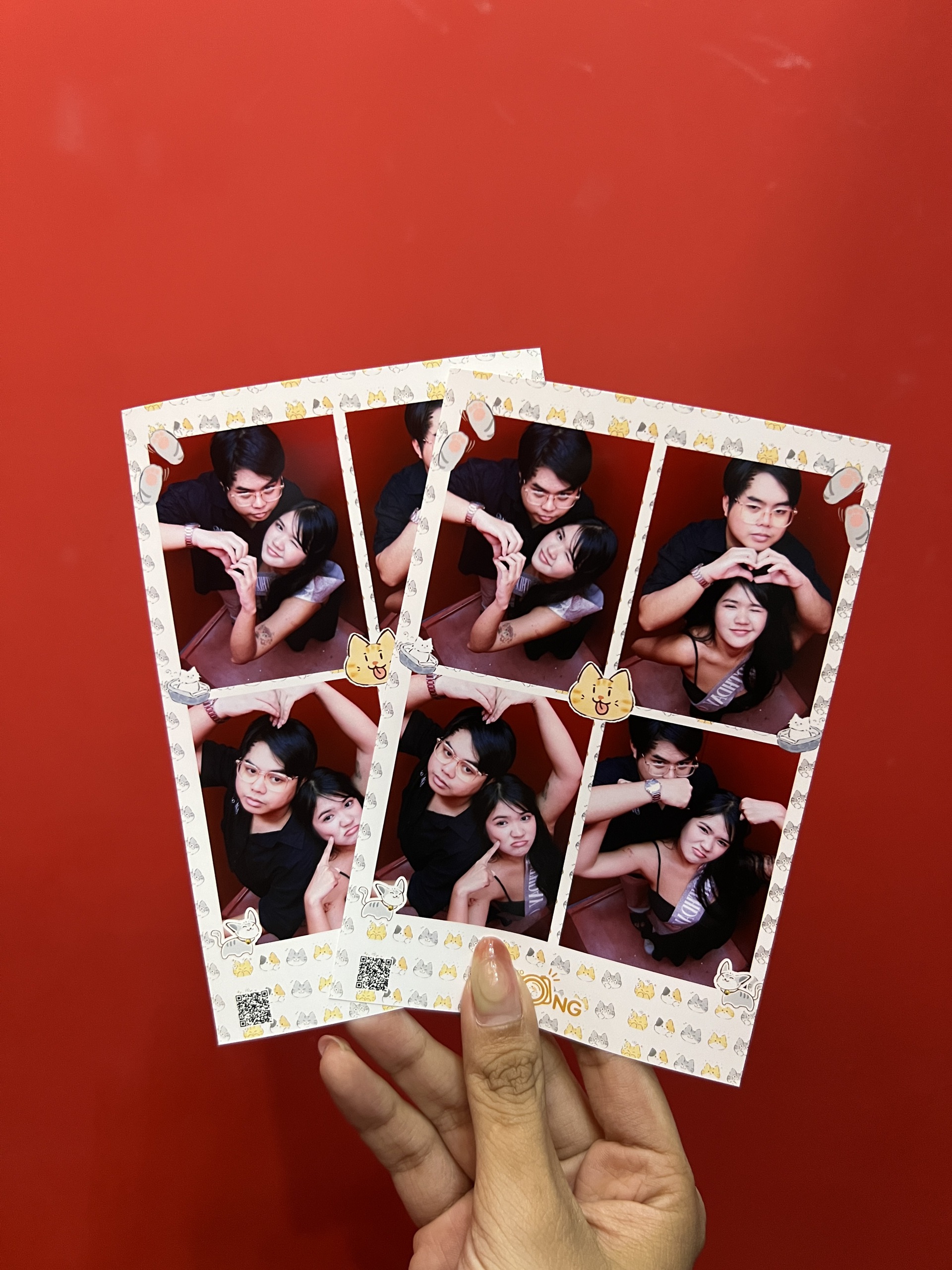 Khối phụ huynh "xâm chiếm" photobooth: Hì hục chọn khung, tạo dáng căng không kém một ai!- Ảnh 1.