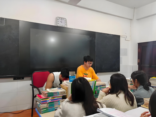Bí quyết học tập của thủ khoa: Nghe cho vui chứ đừng học theo! Muốn tiến bộ thật sự, hãy học từ nhóm người này!- Ảnh 1.