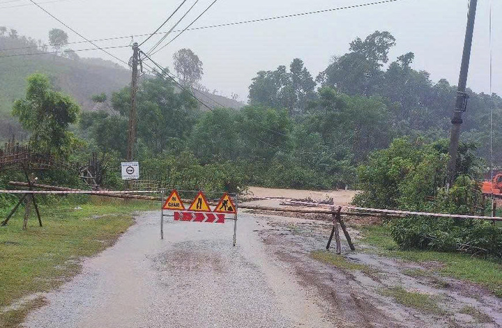 Mưa lớn làm 200 hộ dân vùng núi Nghệ An bị cô lập, quốc lộ nứt dài- Ảnh 1.