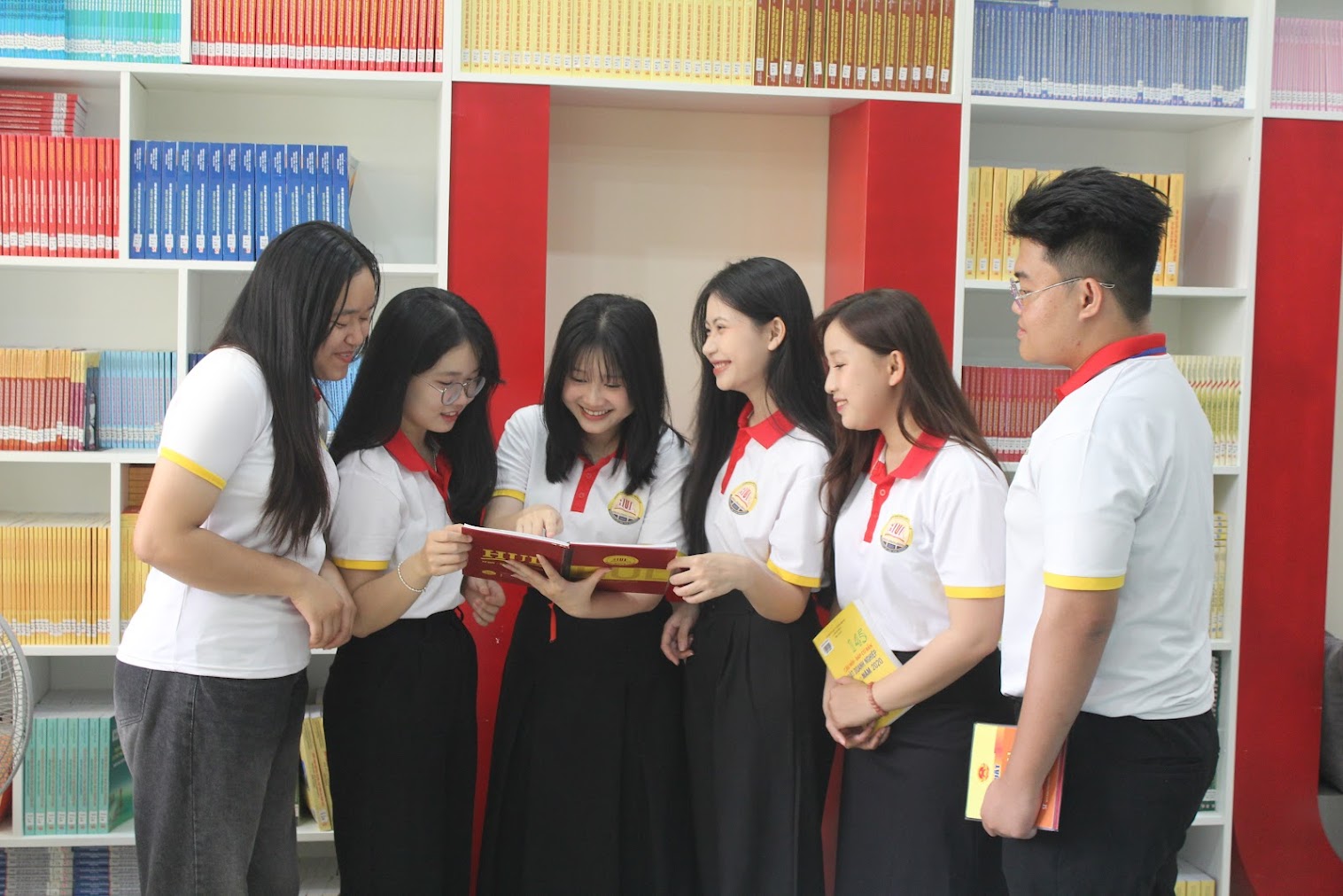 Cánh cửa việc làm rộng mở cho sinh viên ngành Luật ở miền Trung- Ảnh 1.