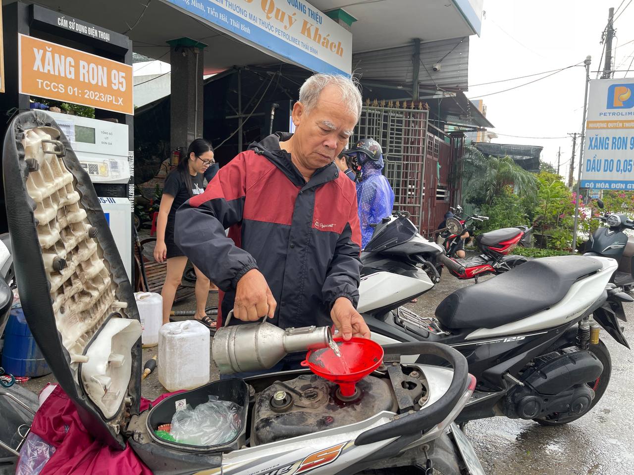 Cảnh lạ ở cây xăng vùng gần tâm bão ngay trước giờ bão số 3 đổ bộ đất liền- Ảnh 2.