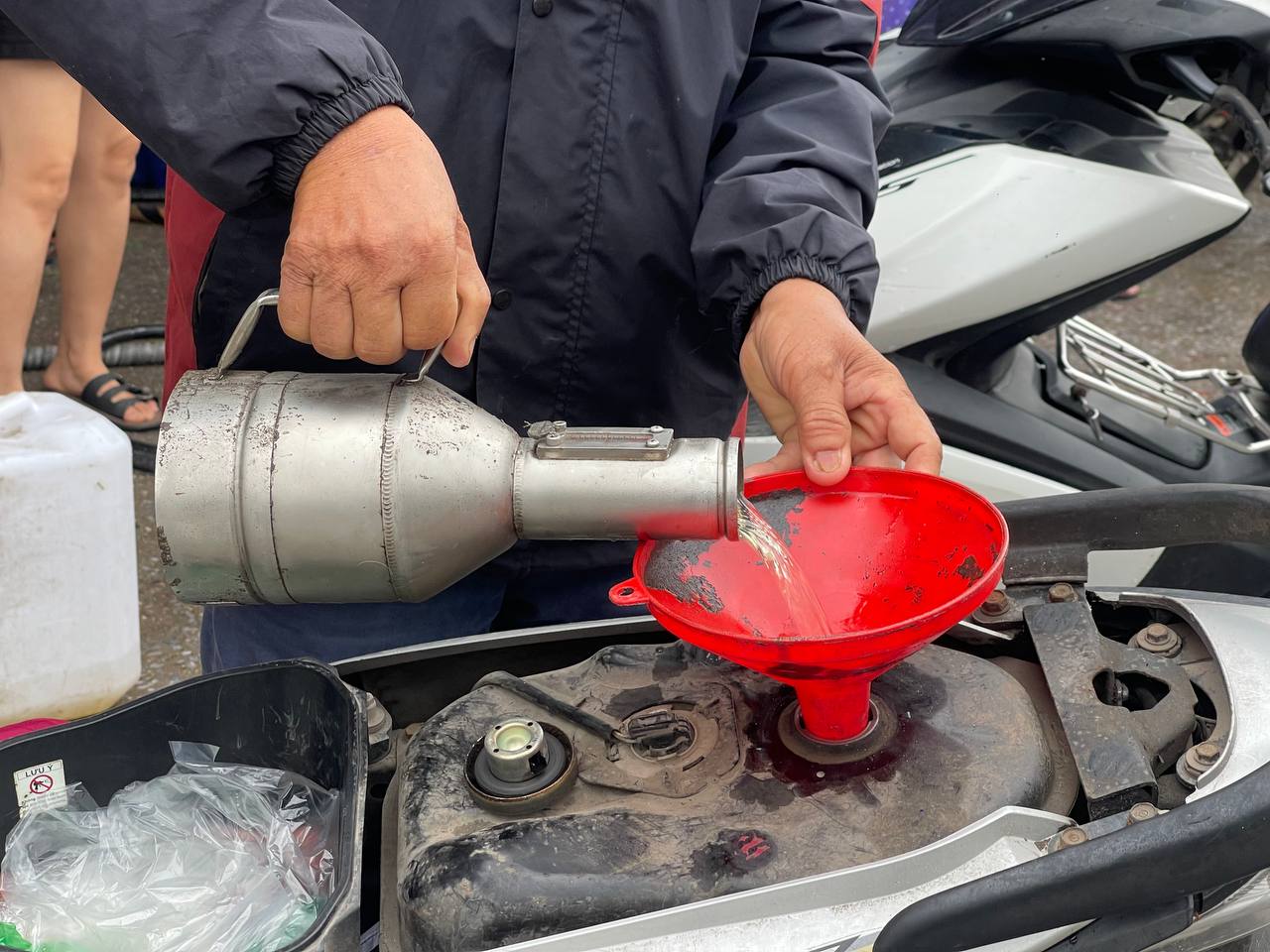 Cảnh lạ ở cây xăng vùng gần tâm bão ngay trước giờ bão số 3 đổ bộ đất liền- Ảnh 5.