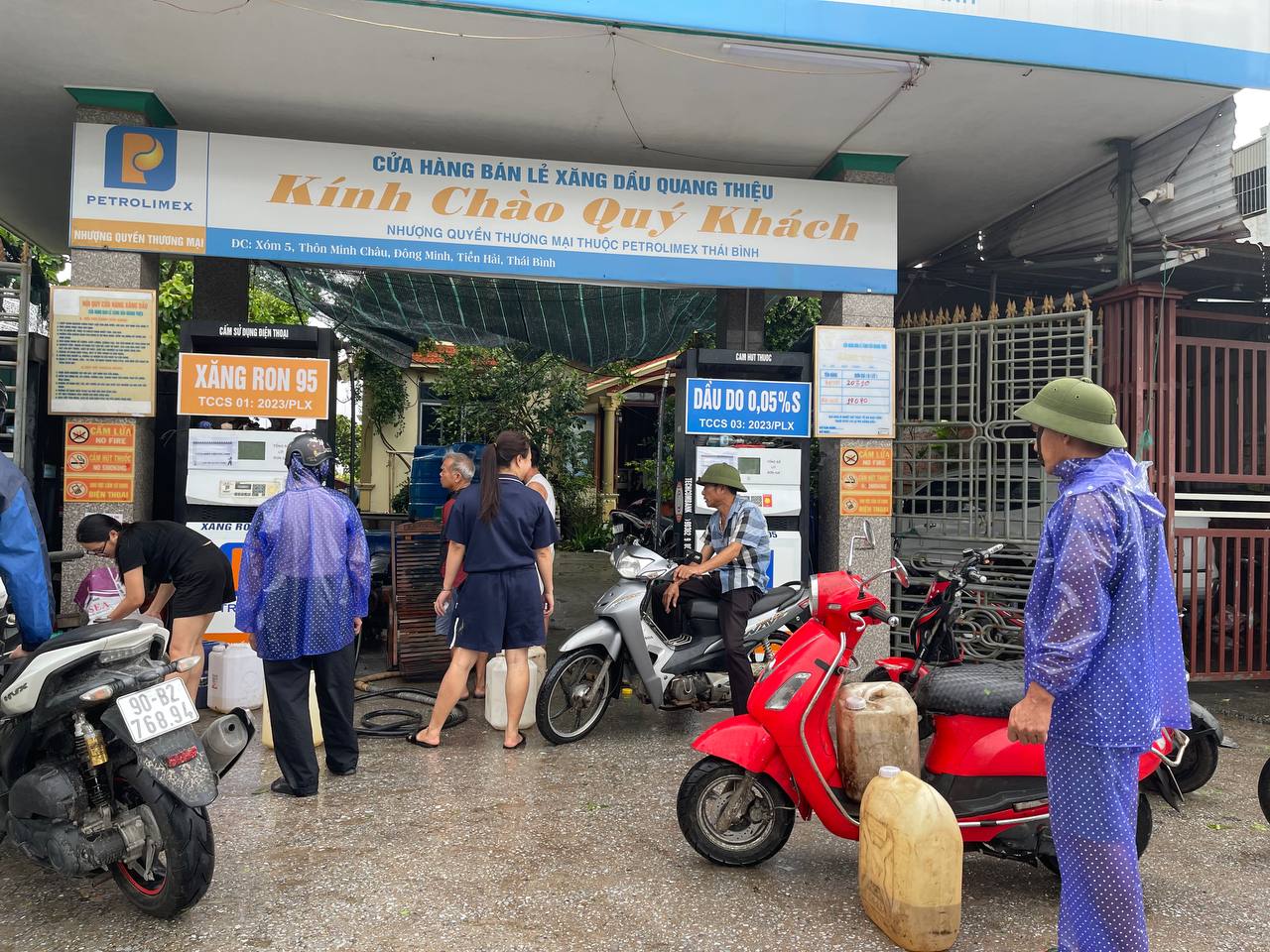 Cảnh lạ ở cây xăng vùng gần tâm bão ngay trước giờ bão số 3 đổ bộ đất liền- Ảnh 1.