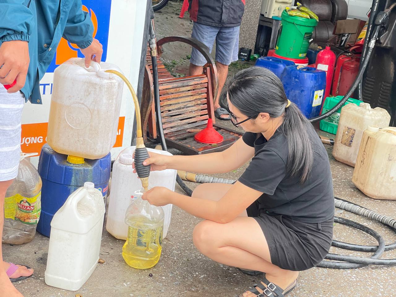 Cảnh lạ ở cây xăng vùng gần tâm bão ngay trước giờ bão số 3 đổ bộ đất liền- Ảnh 3.