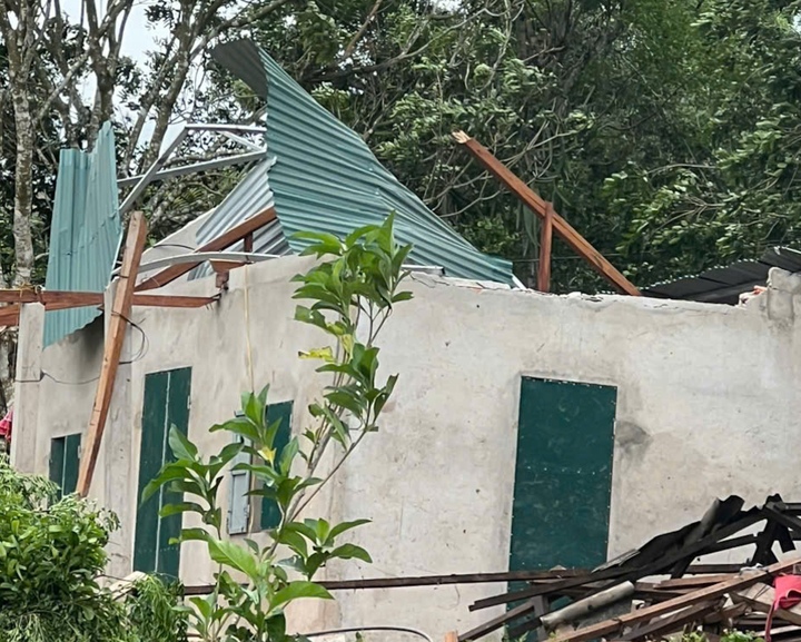 Toàn cảnh bão số 3 Wipha đổ bộ: Suy yếu khi vào đất liền vẫn gây mưa lớn, tăng nguy cơ lũ quét và sạt lở- Ảnh 4. Toàn cảnh bão số 3 Wipha đổ bộ: Suy yếu khi vào đất liền vẫn gây mưa lớn, tăng nguy cơ lũ quét và sạt lở- Ảnh 4.