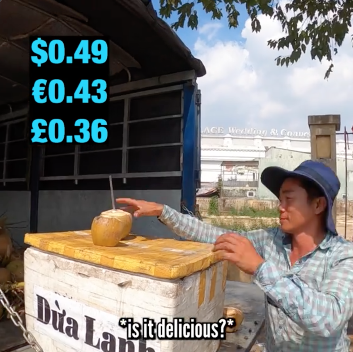 Khách Tây và người bán dừa "giằng co" 1 xấp tiền lẻ, lý do phía sau khiến MXH rần rần khen ngợi cả 2- Ảnh 1.