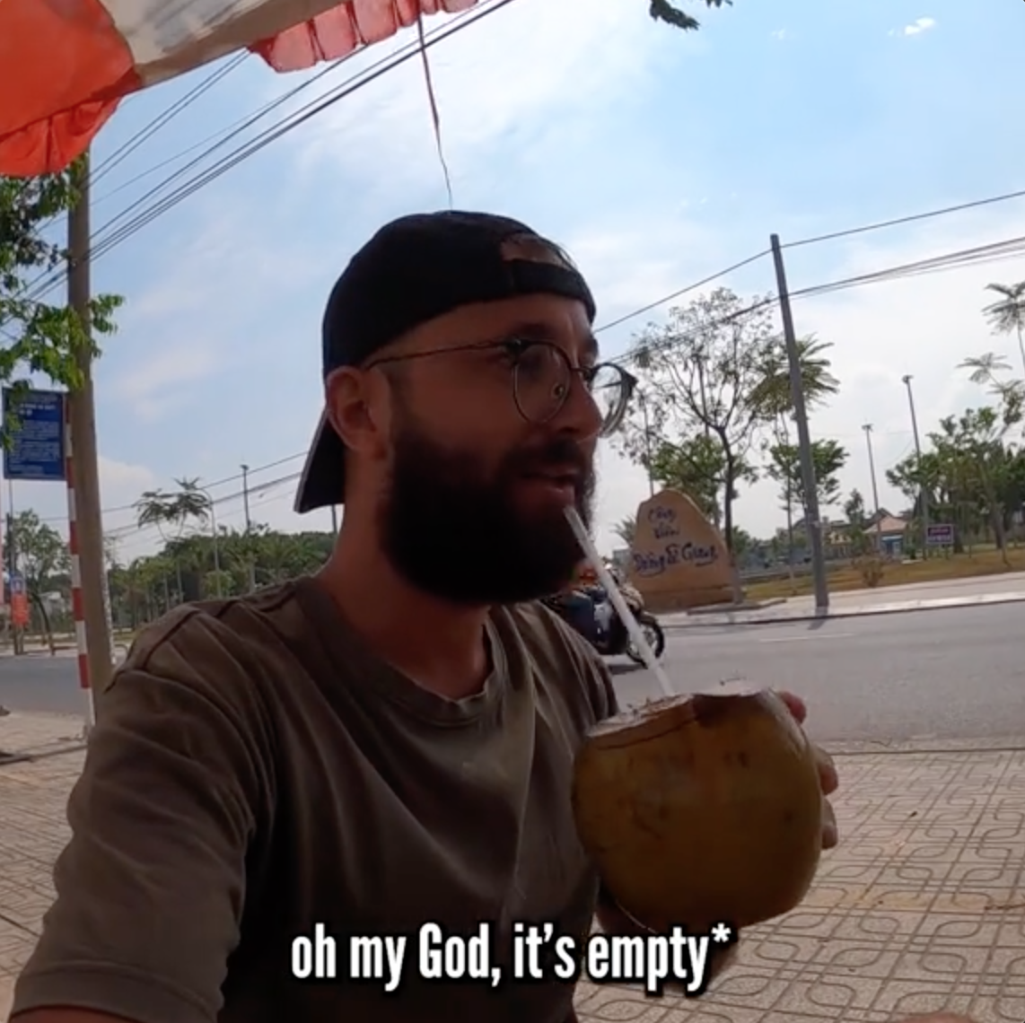 Khách Tây và người bán dừa "giằng co" 1 xấp tiền lẻ, lý do phía sau khiến MXH rần rần khen ngợi cả 2- Ảnh 2.