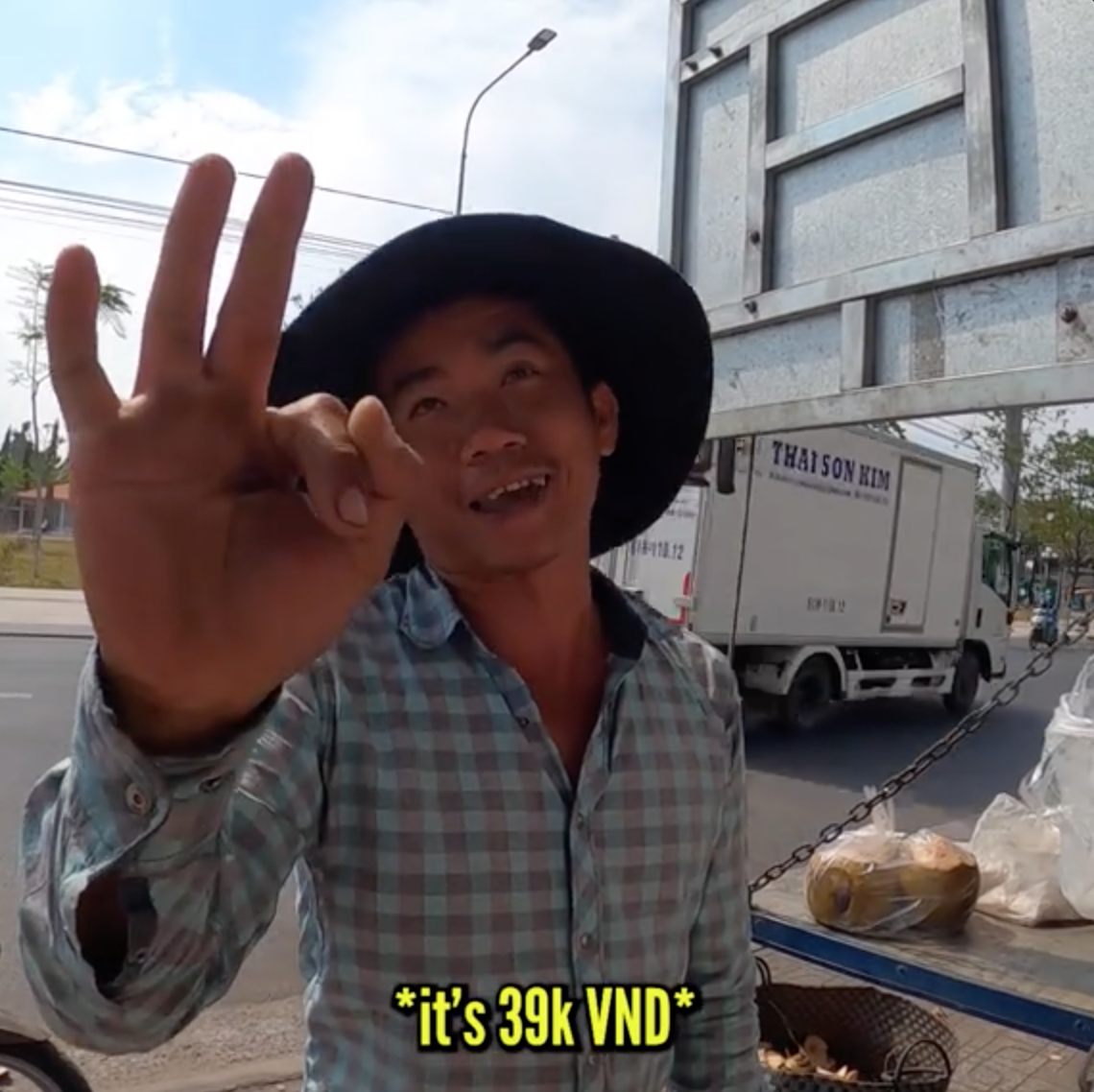 Khách Tây và người bán dừa "giằng co" 1 xấp tiền lẻ, lý do phía sau khiến MXH rần rần khen ngợi cả 2- Ảnh 3.