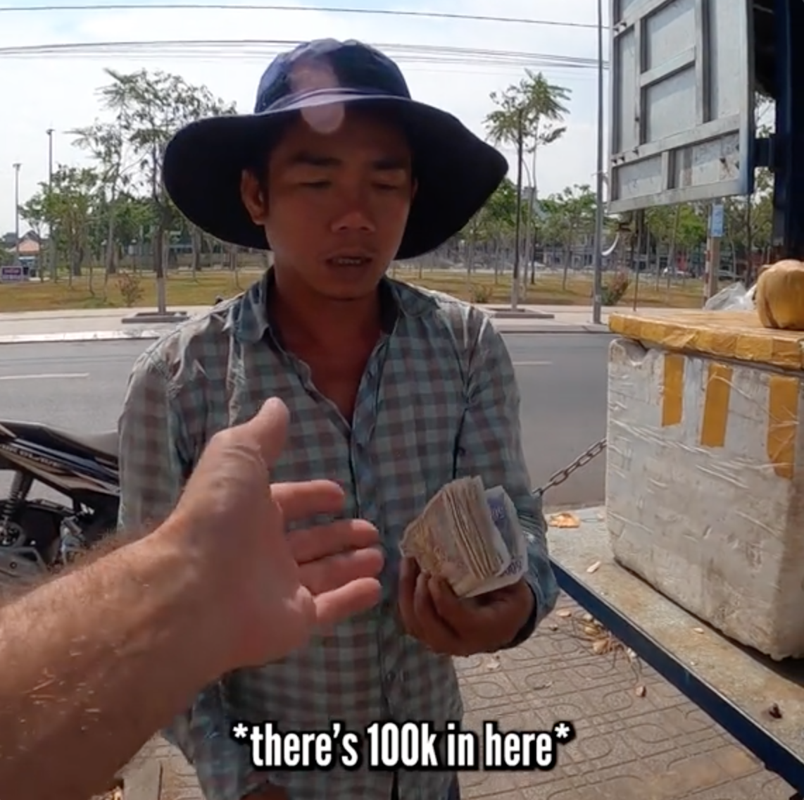 Khách Tây và người bán dừa "giằng co" 1 xấp tiền lẻ, lý do phía sau khiến MXH rần rần khen ngợi cả 2- Ảnh 4.
