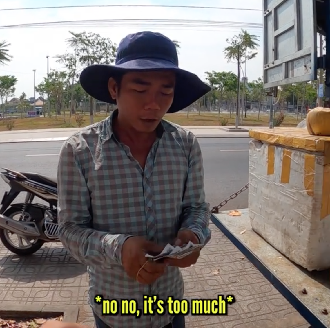 Khách Tây và người bán dừa "giằng co" 1 xấp tiền lẻ, lý do phía sau khiến MXH rần rần khen ngợi cả 2- Ảnh 5.