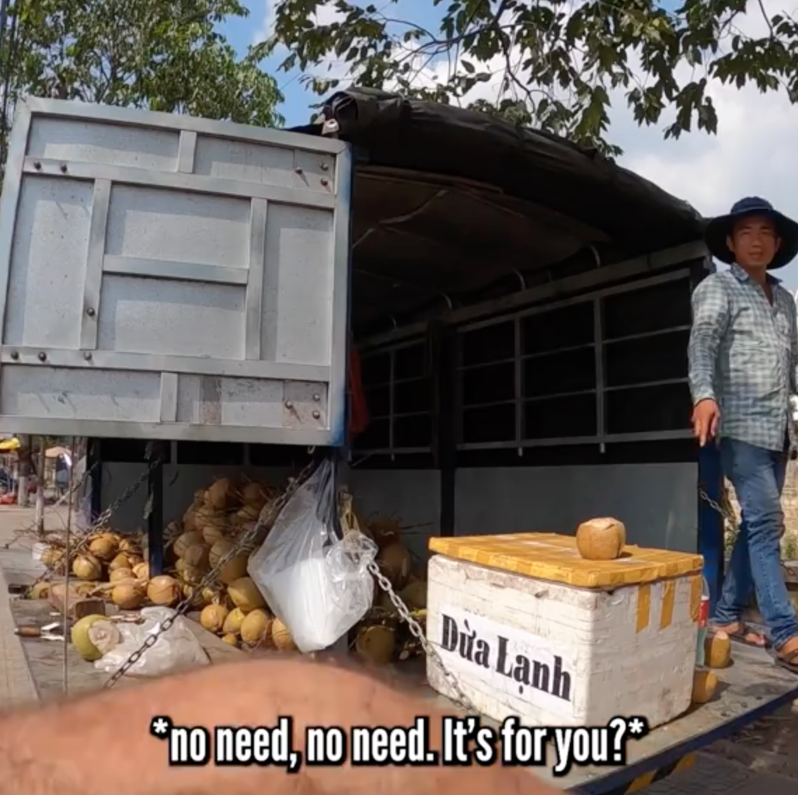 Khách Tây và người bán dừa "giằng co" 1 xấp tiền lẻ, lý do phía sau khiến MXH rần rần khen ngợi cả 2- Ảnh 6.