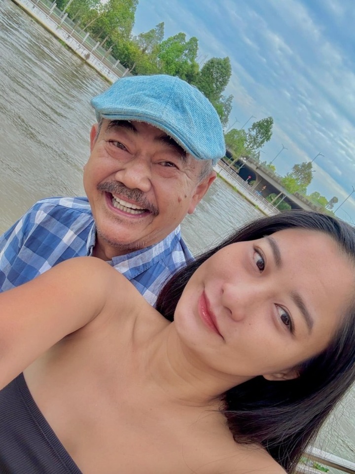 Nhan sắc cô gái kém 36 tuổi vừa cầu hôn NSND Việt Anh- Ảnh 8. Nhan sắc cô gái kém 36 tuổi vừa cầu hôn NSND Việt Anh- Ảnh 8.