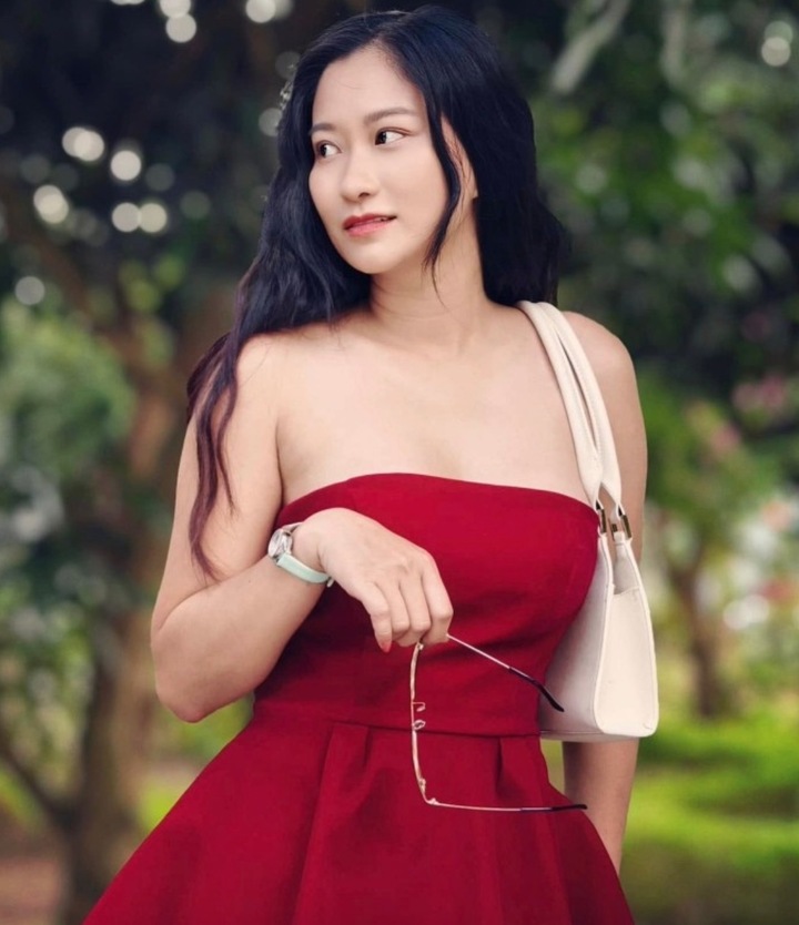 Nhan sắc cô gái kém 36 tuổi vừa cầu hôn NSND Việt Anh- Ảnh 4. Nhan sắc cô gái kém 36 tuổi vừa cầu hôn NSND Việt Anh- Ảnh 4.