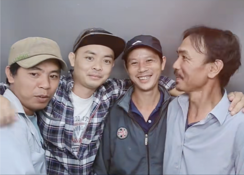 Khối phụ huynh "xâm chiếm" photobooth: Hì hục chọn khung, tạo dáng căng không kém một ai!- Ảnh 5.