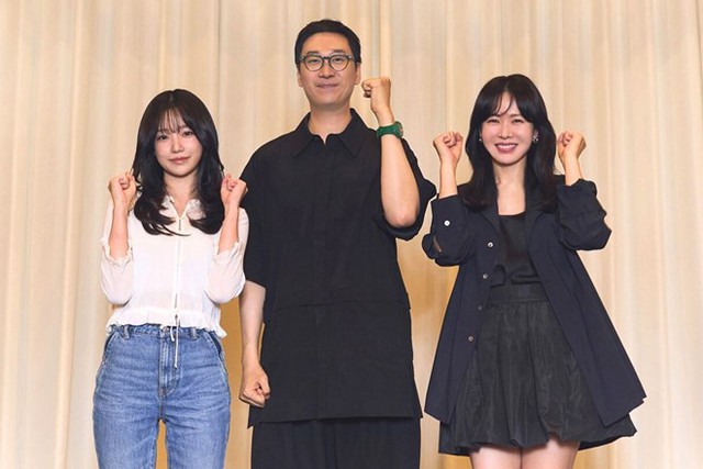 Son Ye Jin đóng phim mới với mỹ nhân Squid Game kém mình 19 tuổi: Nhan sắc không hề lép vế, bí quyết nhờ biết cách chăm sóc cơ thể thế này- Ảnh 1.