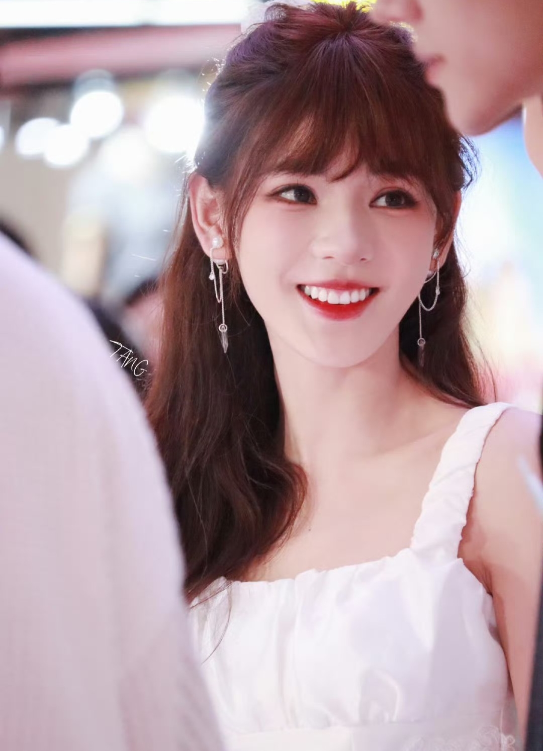 Phim mới chiếu 5 phút đã chiếm top 1 rating cả nước, nữ chính chỉ nở nụ cười cũng đẹp tựa mỹ cảnh nhân gian- Ảnh 7. Phim mới chiếu 5 phút đã chiếm top 1 rating cả nước, nữ chính chỉ nở nụ cười cũng đẹp tựa mỹ cảnh nhân gian- Ảnh 7.